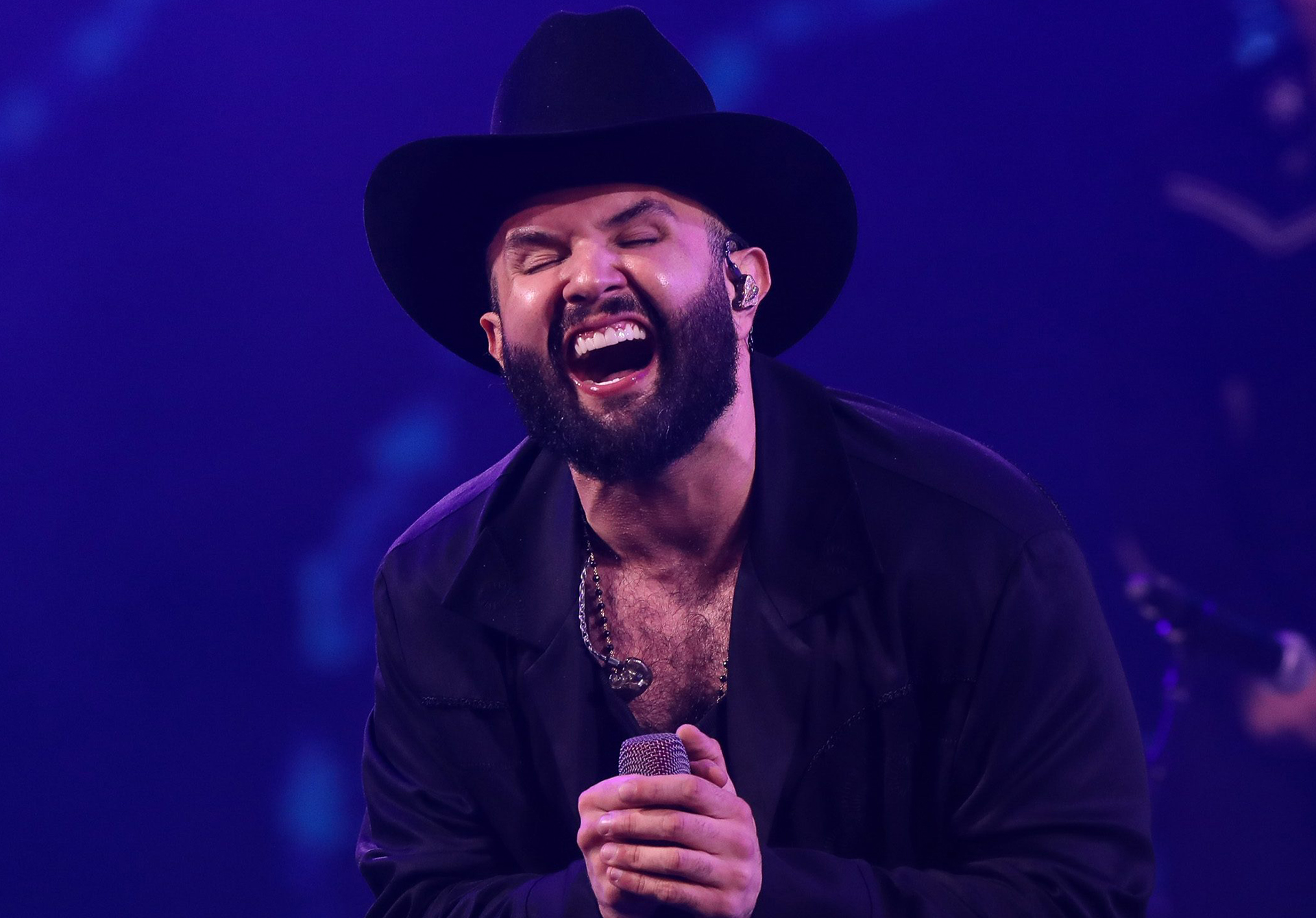 Carín León vuelve a Chile para reencantar con su “Boca Chueca Tour 2025” en el Movistar Arena el mes de octubre